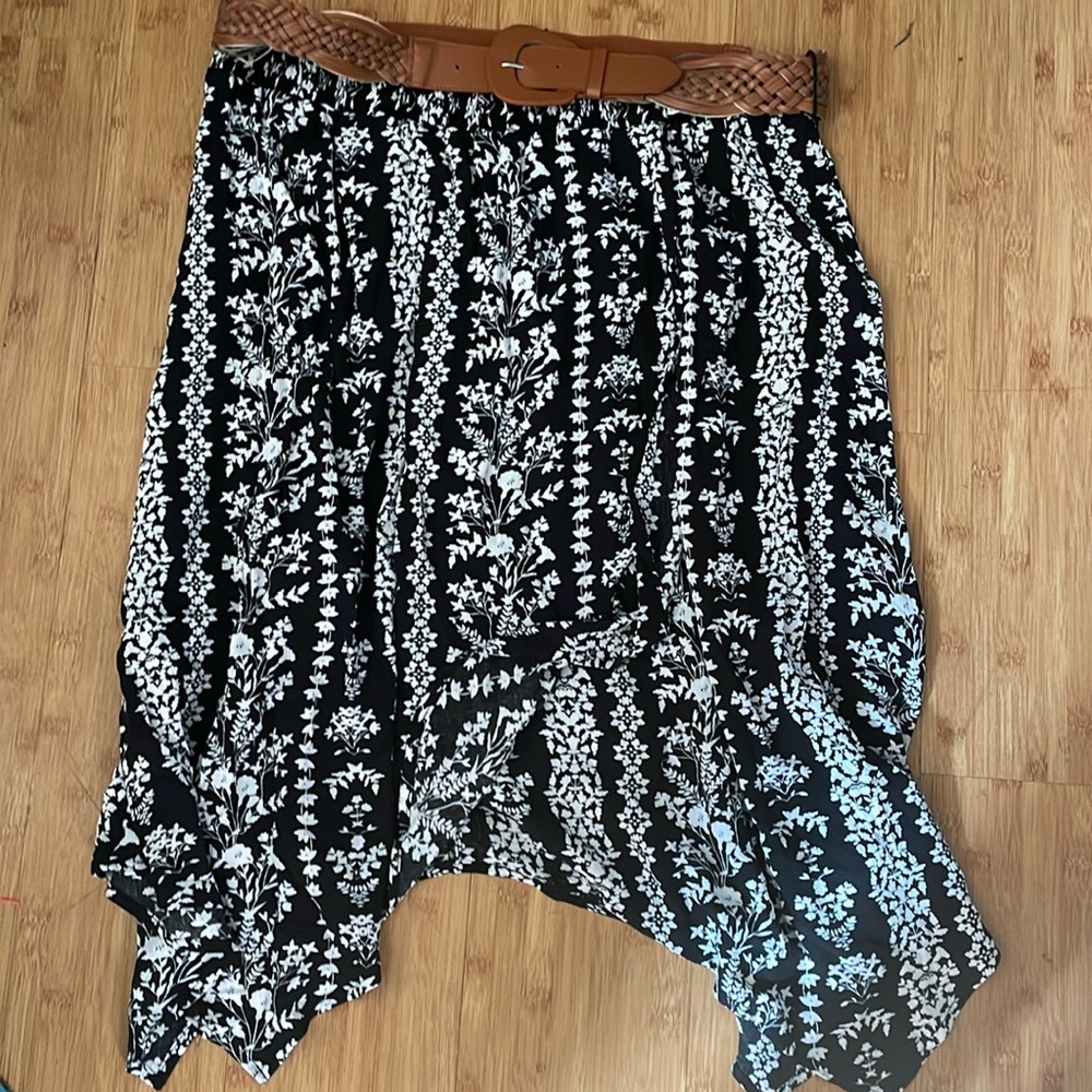 Faded Glory black and white floral print skirt with belt